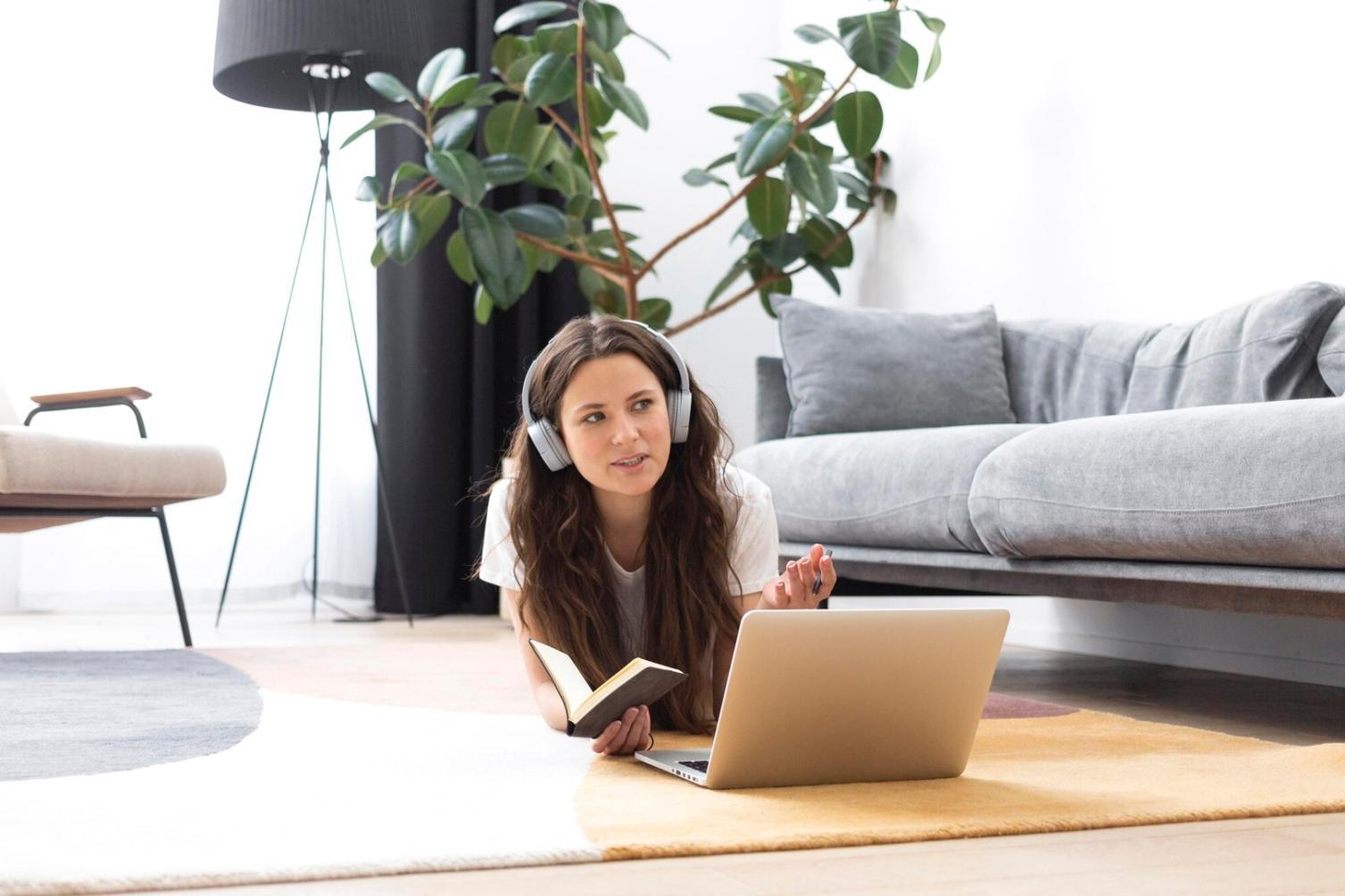 Офисная работа команды над анализом финансовых данных