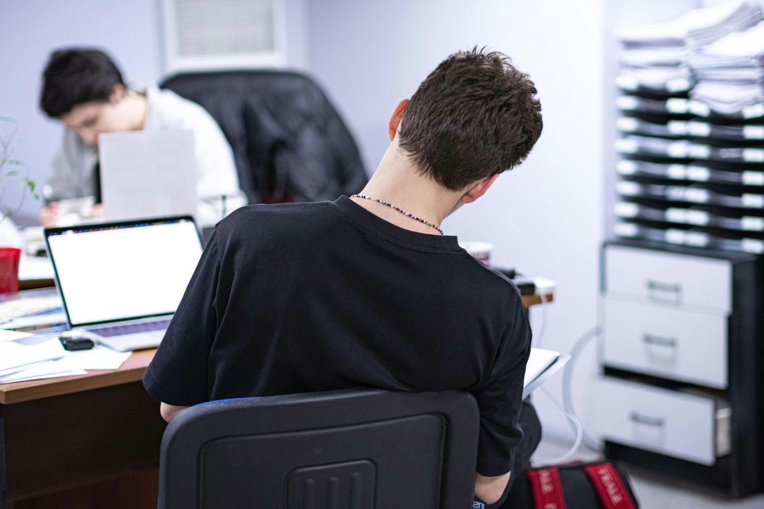 Совместная работа команды в офисе